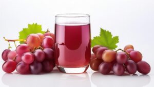 白背景でブドウを添えたグレープジュース