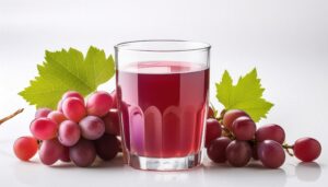 白背景で透明グラスに注がれたグレープジュース