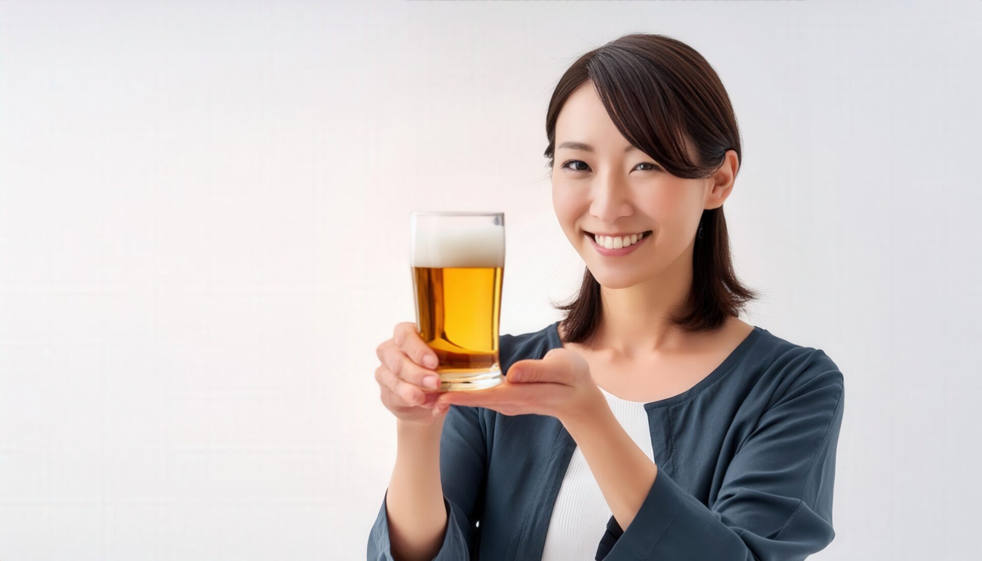 白背景でビールをアピールする人