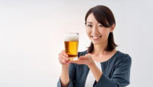 白背景でビールをアピールする人
