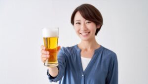 白背景でビールグラスを差し出す人
