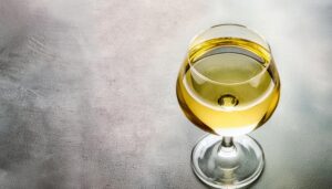 テーブルに置かれた白ワインのグラス