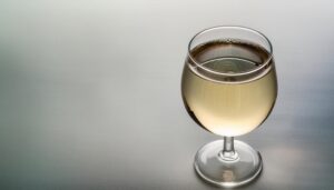 落ち着いた色合いの白ワイングラス