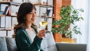 部屋で白ワインを手にする人