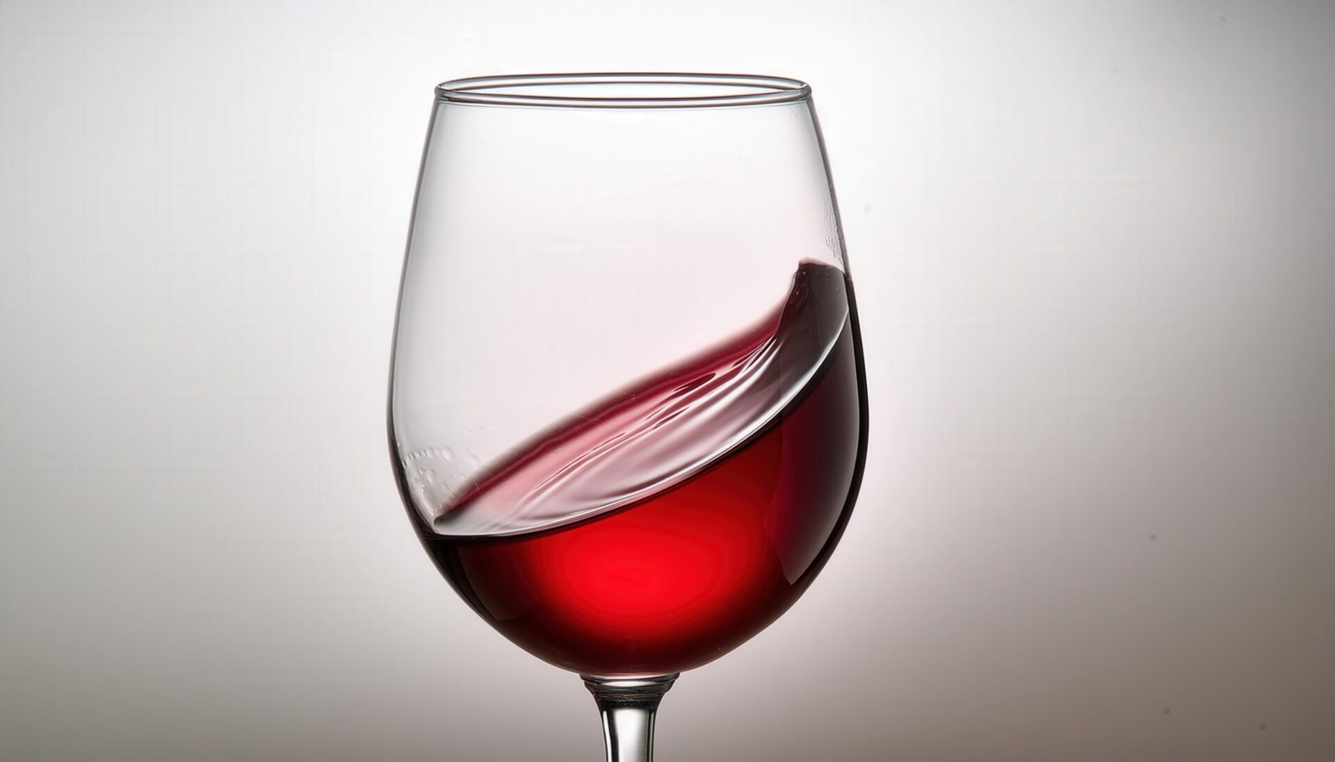 赤ワインを注いだグラスの動き