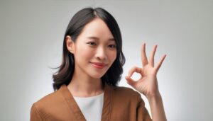 落ち着いた色の服でOKサインをする人物