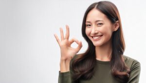 カジュアルな服装でOKサインをする人物