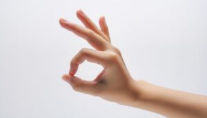 OKサインをする手のクローズアップ