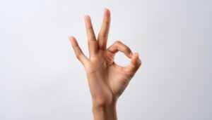 異なる肌色の手でOKサインをするクローズアップ