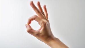 白背景でOKサインをする手のクローズアップ