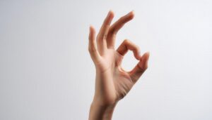 白背景でOKサインをする手のアップ