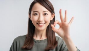 白背景でOKサインをする人物（ナチュラルな服装）