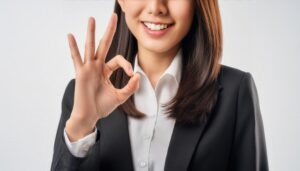 白背景でOKサインをするビジネスパーソン（上半身）