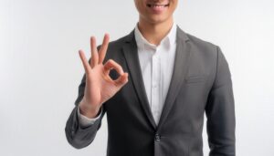 白背景でOKサインをするビジネスパーソン（男性）