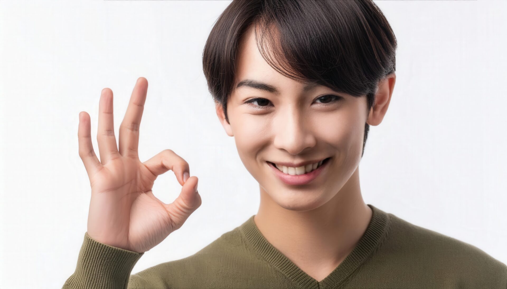 白背景でOKサインをするカジュアルな人物