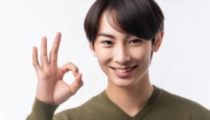 白背景でOKサインをするカジュアルな人物