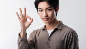 白背景でOKサインをするシャツ姿の人物