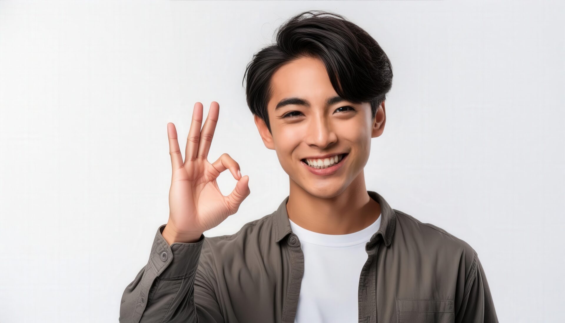 白背景でOKサインをする若いビジネスパーソン