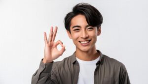 白背景でOKサインをする若いビジネスパーソン