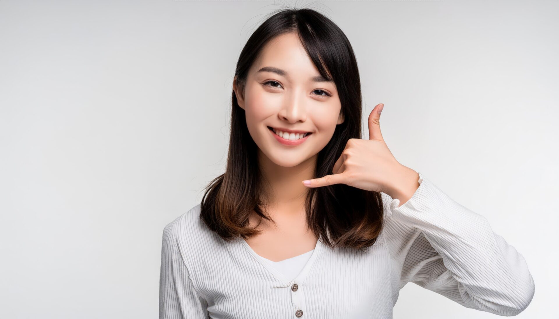 白背景で電話ジェスチャーをする人（別スタイル）
