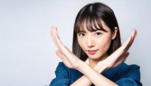 白背景で青い服を着て腕をクロスする女性