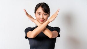 白背景で黒いトップスで腕をクロスしてNGサインを示す人