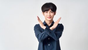 白背景でネイビーのシャツを着て腕をクロスしてNGサインを示す人