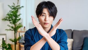 リビングで腕をクロスしている若い人