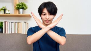 棚の前で腕をクロスしている若い人