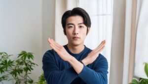 白いカーテンのある部屋で腕をクロスしている若い人