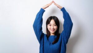 青いセーターで頭上に円を作っている若い人
