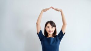 ネイビーのワンピースで頭上に円を作っている若い人