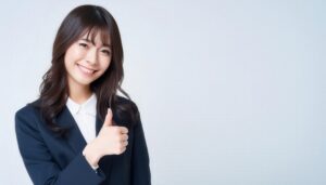 ネイビージャケットでグッドサインをしている若い人