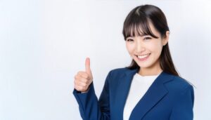 ネイビースーツでグッドサインをしている若い人