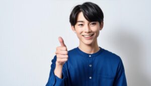 ブルーのシャツを着た若い男性が親指を立てる