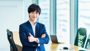 オフィスで親指を立てるビジネスパーソン