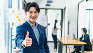 オフィスで親指を立てるビジネスパーソン