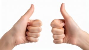 白背景で両手のサムズアップ