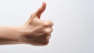 白背景で親指を立てる手(2)