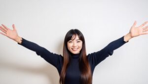 白背景で両腕を広げる笑顔の若い女性