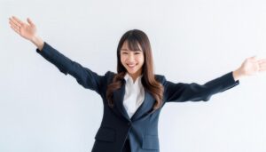 白背景で大きく腕を広げる笑顔の若い女性（ロングヘア）