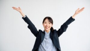 白背景でバンザイする笑顔の若い女性（ポニーテール）