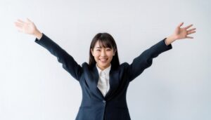 白背景で両腕を広げる笑顔の若い女性（前髪あり）