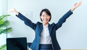 オフィスで両腕を広げる若い女性（ストライプのスーツ）