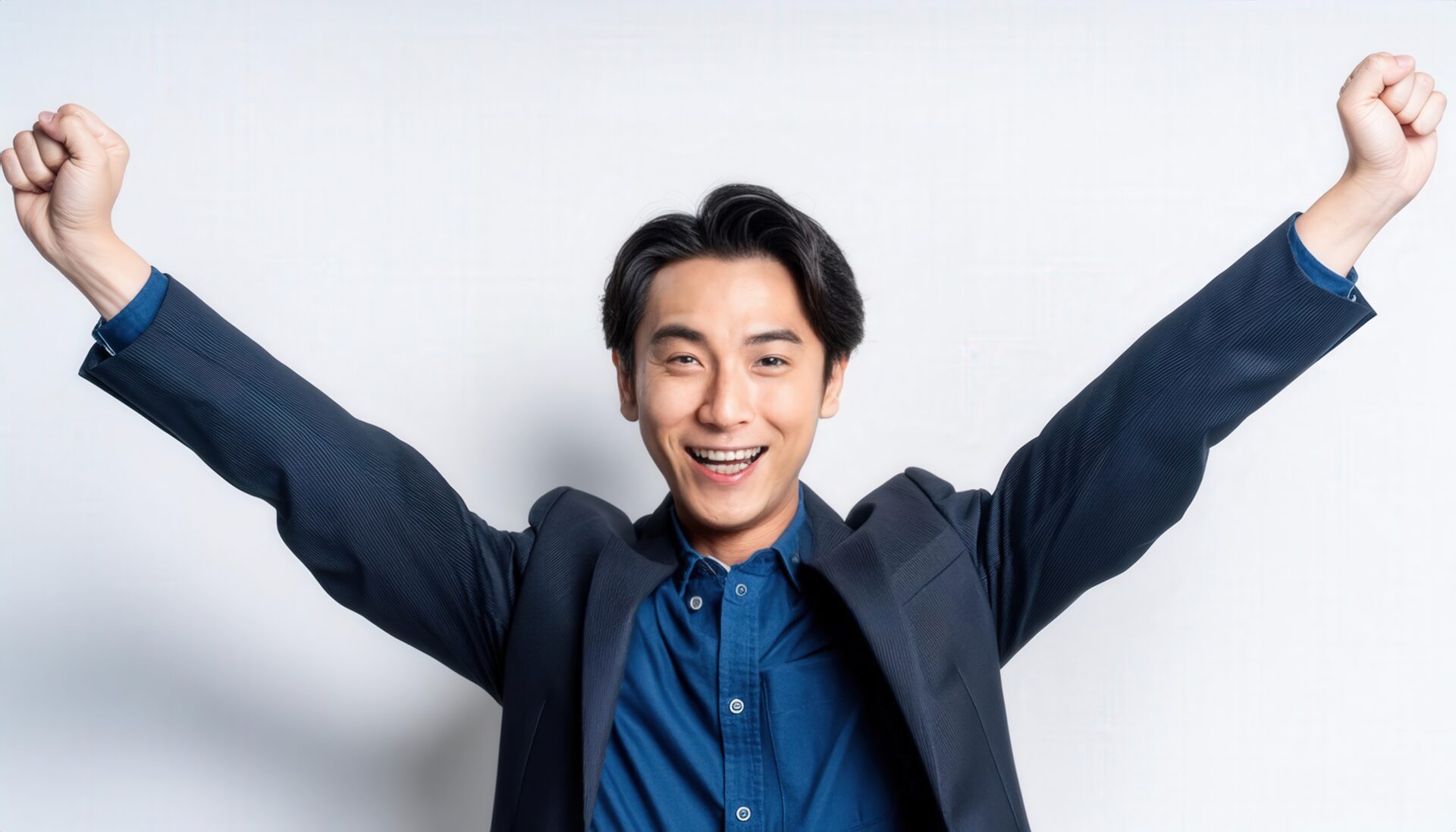 白背景で両腕を広げる若い男性（ジャケットスタイル）