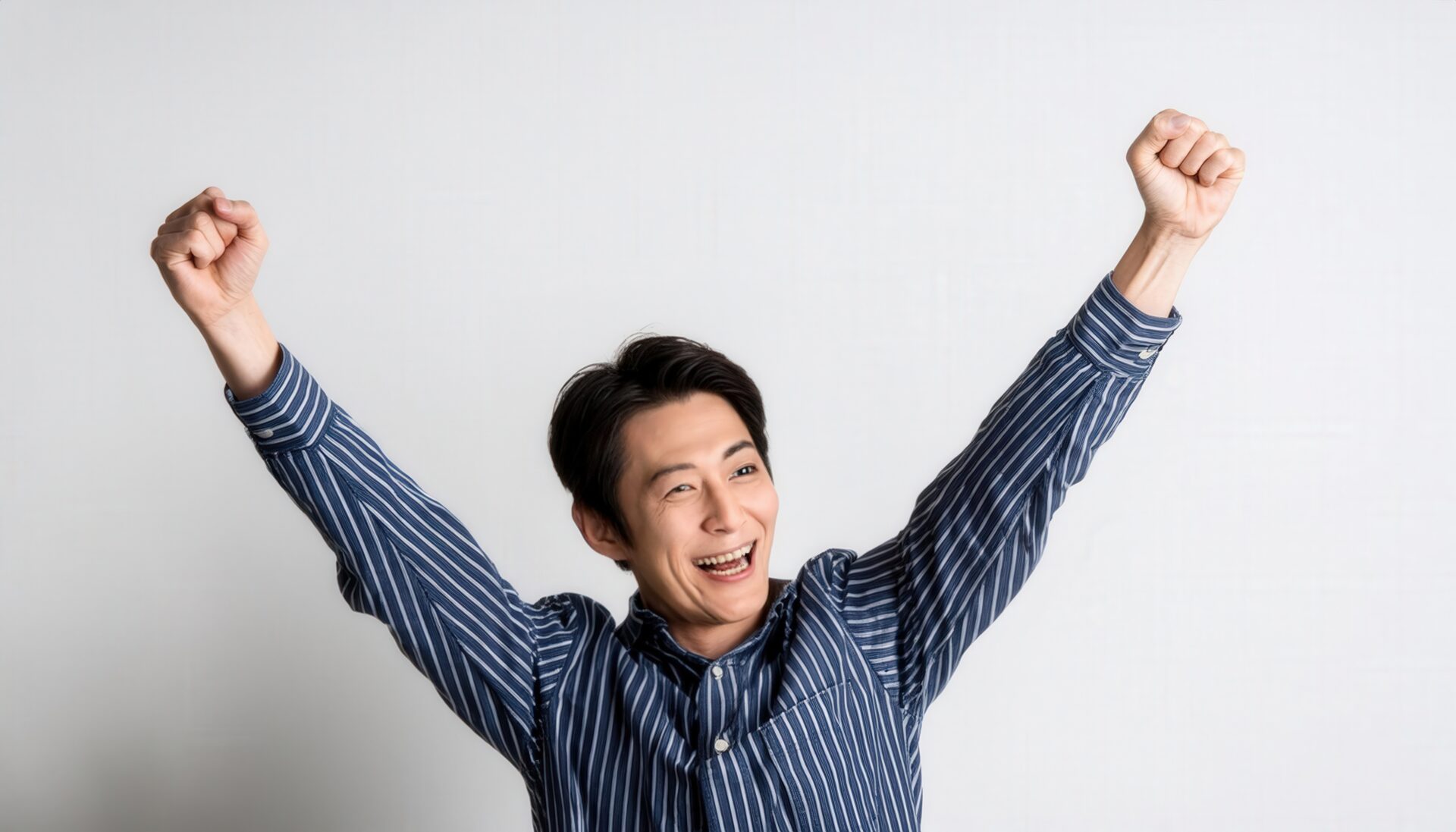 白背景で両腕を広げる笑顔の若い男性（ストライプシャツ）