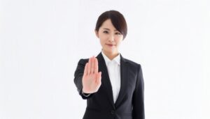 白背景でNOのジェスチャーをする若い女性