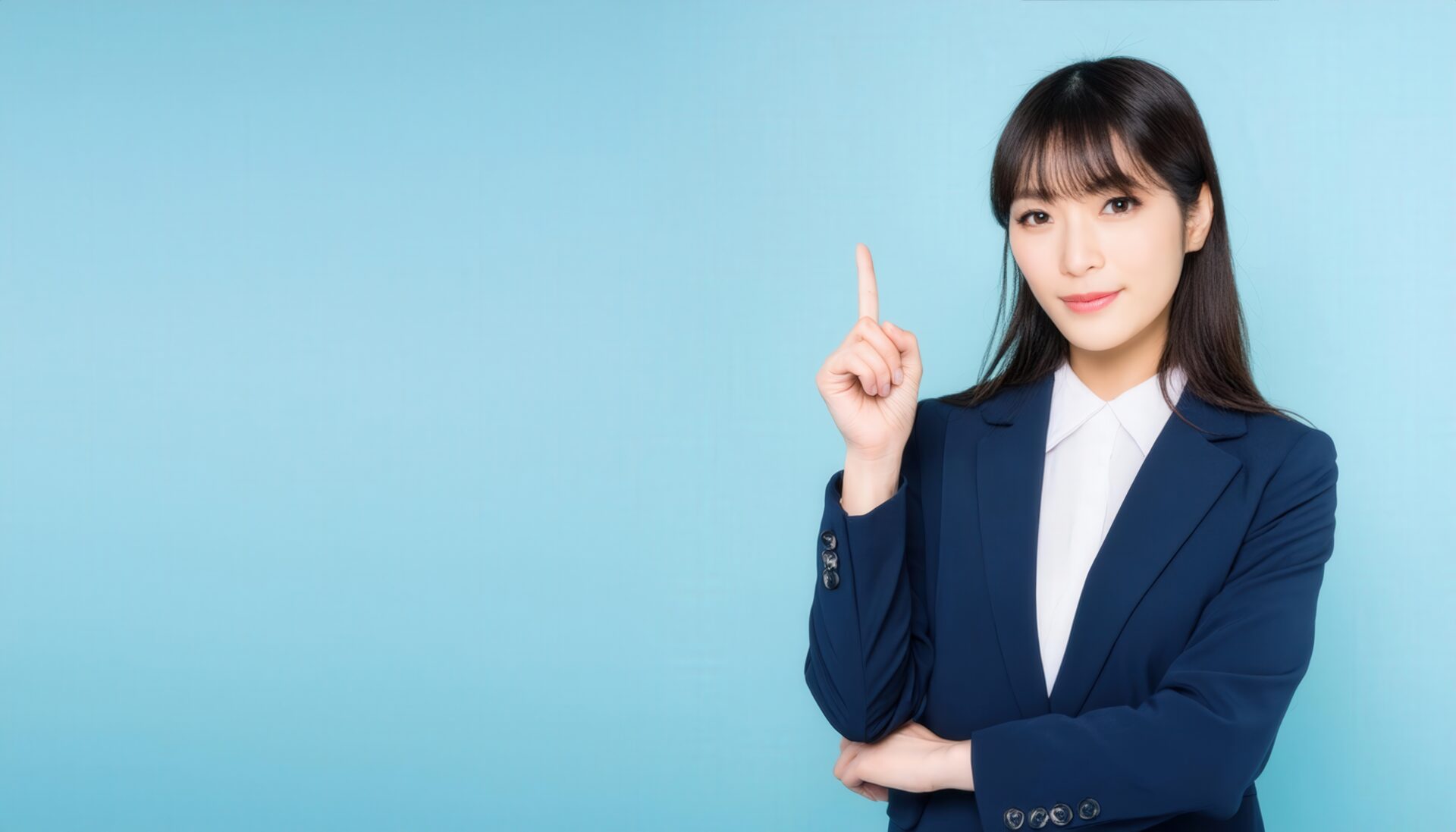 青系背景で指をさす笑顔の若い女性