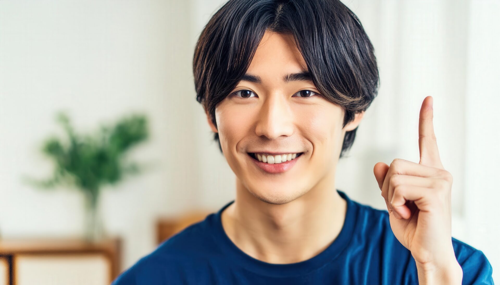 Tシャツを着た若い人が指をさす