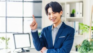 ビジネススーツ姿の若い人が指をさす